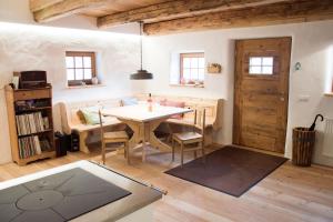 una stanza con tavolo e sedie e una stanza con porta di Gesindehaus a Diemlern