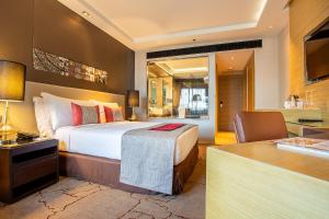 سرير أو أسرّة في غرفة في Graceland Bangkok by Grace Hotel - SHA Extra Plus