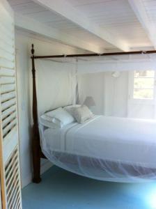 Five Islands VillageにあるSpice Cottageのベッドルーム1室(ベッド1台付)