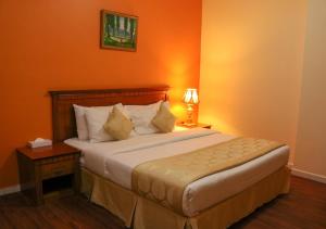 Postel nebo postele na pokoji v ubytování Al Maha Regency Hotel Suites - Managed by Aoudi Consultants