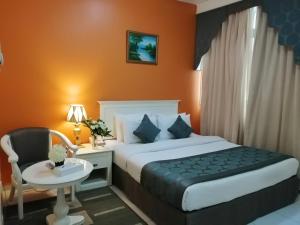 Postel nebo postele na pokoji v ubytování Al Maha Regency Hotel Suites - Managed by Aoudi Consultants