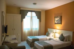 Postel nebo postele na pokoji v ubytování Al Maha Regency Hotel Suites - Managed by Aoudi Consultants