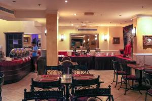 Restaurace v ubytování Al Maha Regency Hotel Suites - Managed by Aoudi Consultants