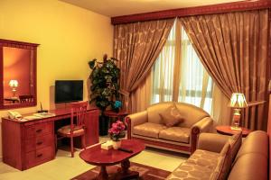 TV a/nebo společenská místnost v ubytování Al Maha Regency Hotel Suites - Managed by Aoudi Consultants