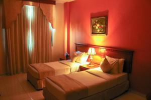 Postel nebo postele na pokoji v ubytování Al Maha Regency Hotel Suites - Managed by Aoudi Consultants
