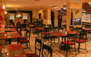 Restaurace v ubytování Al Maha Regency Hotel Suites - Managed by Aoudi Consultants