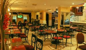 Restaurace v ubytování Al Maha Regency Hotel Suites - Managed by Aoudi Consultants