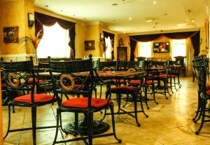 Restaurace v ubytování Al Maha Regency Hotel Suites - Managed by Aoudi Consultants