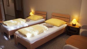 เตียงในห้องที่ Hotel Slnecny Dvor