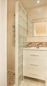 y baño con lavabo blanco y ducha. en Aurinko 1 Tranquilo y Agradable Apartamento en Los Boliches, en Fuengirola