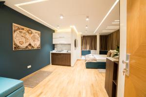 een kamer met een keuken en een slaapkamer met een bed bij Belgrade Center Luxury Apartments in Belgrado
