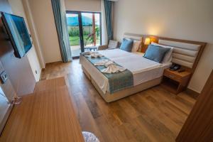 Postel nebo postele na pokoji v ubytování Dalyan Live Spa Hotel