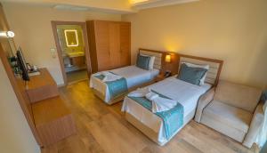 Postel nebo postele na pokoji v ubytování Dalyan Live Spa Hotel