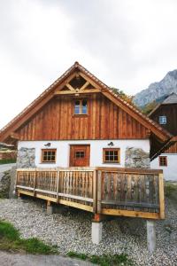 una casa con tetto in legno e portico di Gesindehaus a Diemlern