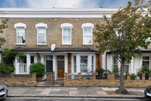 Gallery image of ALTIDO Stunning 3 bed, 2 bath house with garden and rooftop terrace in London