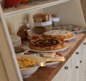 eine Küchentheke mit Teller mit Speisen und Kuchen in der Unterkunft Agriturismo Corte Foscara in Malcontenta