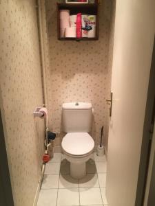 a bathroom with a white toilet in a room at une chambre ENGHIEN LES BAINS centre gare in Enghien-les-Bains