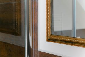 a mirror with a gold frame on a wall at Morgenröte in Sedlitz