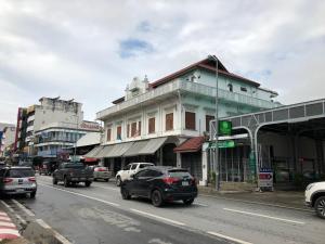 チェンマイにあるStay Thapae Hostelの車が通り過ぎる賑やかな街道