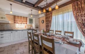 Dapur atau dapur kecil di Villa Sana
