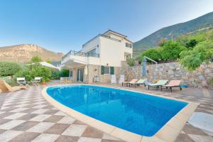 une villa avec une piscine et une maison dans l'établissement Villa Bamour With Paradise View, à Ancient Epidavros