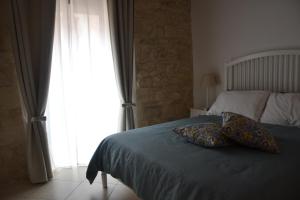 A bed or beds in a room at PIETRAVIVA