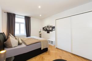 Schlafzimmer mit einem Bett und einer großen Glasschiebetür in der Unterkunft INNSBRUCK CENTER APARTMENTS tirol in Innsbruck