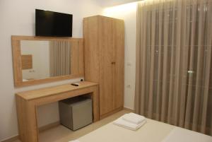 A television and/or entertainment centre at Hotel Mano