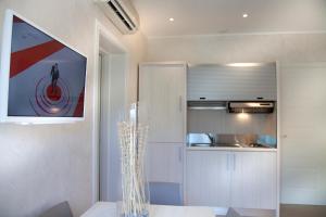 Kuchyň nebo kuchyňský kout v ubytování Marina Beach Suite Hotel