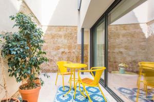 een patio met gele stoelen en een tafel bij Patio São Vicente in Lissabon +42 foto's