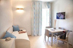 TV a/nebo společenská místnost v ubytování Marina Beach Suite Hotel