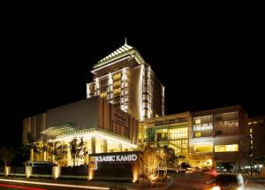 un grande edificio è illuminato di notte di Classic Kameo Hotel & Serviced Apartment, Rayong a Rayong