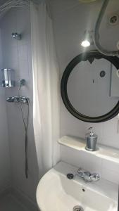 La salle de bains est pourvue d'un lavabo et d'un miroir. dans l'établissement La Casita de Granada, à Grenade