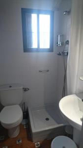 La salle de bains est pourvue de toilettes, d'un lavabo et d'une fenêtre. dans l'établissement La Casita de Granada, à Grenade
