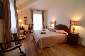 ein Schlafzimmer mit einem Bett mit einer Obstschale darauf in der Unterkunft Korina Gallery Hotel in Vathy