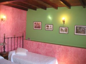 A bed or beds in a room at Casas Rurales Prieto