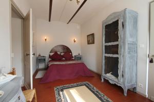 um quarto com uma cama grande num quarto em Le Clos Xavianne em Ribécourt-la-Tour