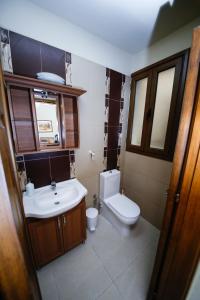 une petite salle de bain avec un lavabo et des toilettes dans l'établissement DENGE Homes, à Lefkosa Turk 109 autres photos