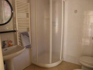 La salle de bains est pourvue d'une douche et d'un lavabo. dans l'établissement Hotel kim, à Viareggio