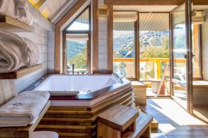 亚列姆切FoRest的带窗户的客房内的台球桌