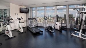 
The fitness center and/or fitness facilities at INNSiDE by Meliá Frankfurt Eurotheum
