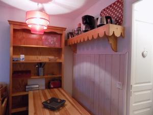 una camera con porta in legno nell'angolo di una stanza di Appart 4 p pied des pistes Risoul 1850 a Risoul