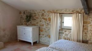 - une chambre avec un lit et une fenêtre dans l'établissement Gîte H.PETIT, à Vagnas