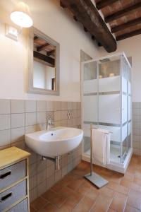 A bathroom at Le Capannacce
