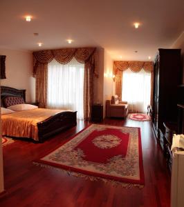 1 dormitorio con cama y alfombra roja en Lux Hotel, en Odessa