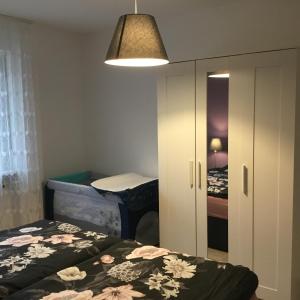 een kamer met 2 bedden en een kast met een bed bij Sulzberg in Lahr