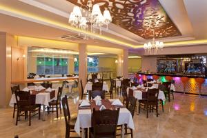 Restaurace v ubytování Monart City Hotel - All Inclusive Plus