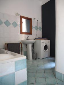 a bathroom with a washing machine and a sink at Home Opéra in Marseille