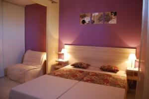 Een bed of bedden in een kamer bij Lagrange Grand Bleu Vacances – Résidence Le Mas de Torreilles