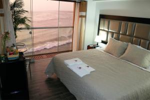 Säng eller sängar i ett rum på Hotel Riviera Muchik